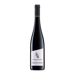 Hanewald-Schwerdt Cabernet Franc to wino, które z pewnością zachwyci każdego miłośnika czerwonych win. Pochodzące z renomowanej winnicy Hanewald-Schwerdt w regionie Pfalz, Niemcy, to wino jest prawdziwym arcydziełem sztuki winiarskiej. Cabernet Franc to wino o głębokim, rubinowym kolorze, które już na pierwszy rzut oka przyciąga wzrok. Jego aromat to niezwykła mieszanka nut owocowych i pikantnych. Wyczuwalne są tu akcenty czarnych i czerwonych jagód, wiśni oraz delikatne nuty czerwonej papryki12. Na podniebieniu wino to jest pełne i bogate, z doskonale zintegrowanymi taninami i kwasowością. Każdy łyk to prawdziwa eksplozja smaków, która pozostawia długotrwały, przyjemny posmak. Wino to jest herb-saftige, co oznacza, że ma wyraźnie soczysty, ziołowy charakter2. Hanewald-Schwerdt Cabernet Franc to idealny wybór na specjalne okazje, doskonale komponuje się z daniami mięsnymi, takimi jak steki czy dziczyzna, ale również świetnie sprawdzi się jako towarzysz wieczornych spotkań z przyjaciółmi2. To wino to prawdziwe doświadczenie, które przenosi nas w świat luksusu i wyrafinowania. Hanewald-Schwerdt Cabernet Franc to wybór dla tych, którzy cenią sobie najwyższą jakość i niezapomniane doznania smakowe.