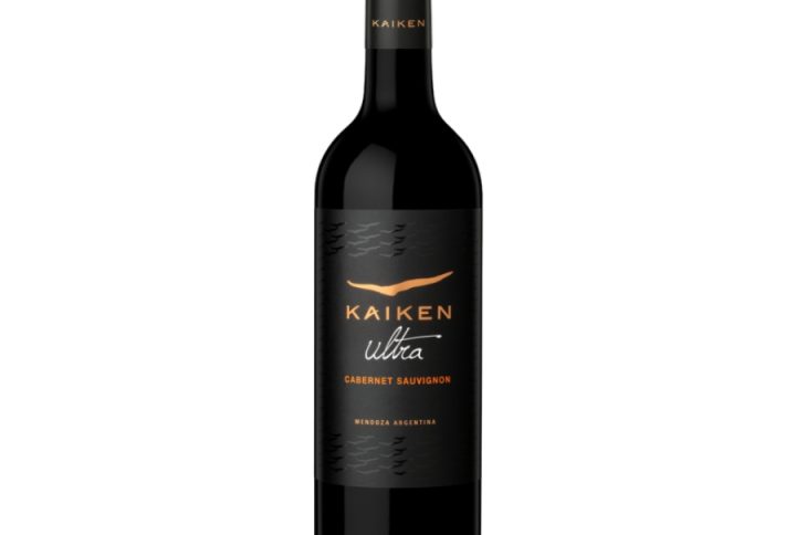 Kaiken Ultra Cabernet Sauvignon, Cabernet Sauvignon, Cabernet z Malbec, pełne czerwone wino, wytrawny Cabernet, wino o mocnej strukturze, Kaiken Ultra, Kaiken Wines, Mendoza, Luján de Cuyo, Vistalba, nuty czarnej porzeczki, akcenty dżemu z wiśni, czekoladowo-korzenne tony, dębowa elegancja, beczkowa gracja, gładkie taniny, 12-miesięczny finisz w beczce, francuski dąb, andyjskie terroir, ręczny zbiór, wino do steku, wino do jagnięciny, wino do dziczyzny, wino do grilla, wino do serów dojrzewających, wino na wyjątkowe okazje, prezent dla smakosza, wino na romantyczną kolację, świąteczny toast, kolekcjonerskie wino, Kaiken Ultra Cabernet Sauvignon online, kup Kaiken Ultra przez internet, argentyński Cabernet z Mendozy, najlepszy Cabernet z Luján de Cuyo,