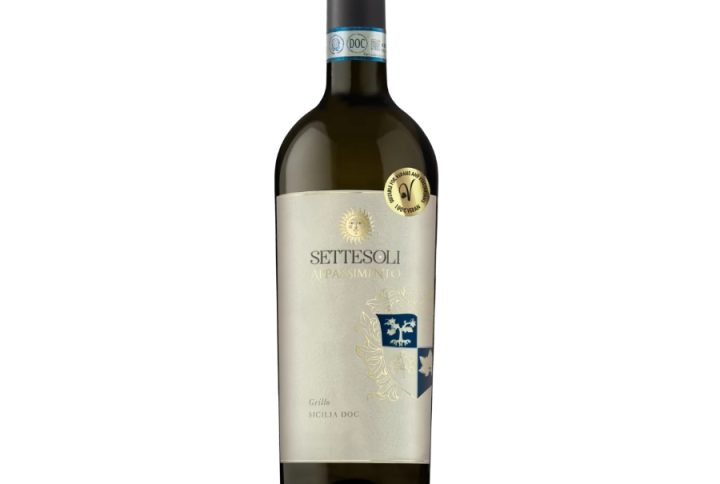 Settesoli Grillo Appassimento, Grillo Appassimento Sicilia DOC, Cantine Settesoli, białe wino Appassimento, sycylijskie białe wino, włoskie wino wytrawne, sklep z winem online, wino online, degustacja win, wino do risotto, wino do owoców morza, wino z Sycyliji, wino Menfi, Sicilia DOC, intensywne aromaty, wino z suszonych winogron, wino o głębokim smaku, wino owocowe, wino miodowe, wino kwiatowe, wino mineralne, wyrafinowane wino, włoskie wina premium, idealne na prezent, włoski charakter, terroir Menfi, 100% Grillo, wino 13% vol., butelka 0,75 l