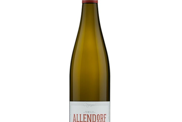 ALLENDORF WINKELER RIESLING, ALLENDORF Winkel Riesling: klasyczny, dopracowany Riesling z renomowanej winnicy. Riesling z Rheingau: region słynący z jednych z najlepszych Rieslingów na świecie. Riesling niemiecki: wzór świeżości, precyzji i elegancji w białym winie. wino białe wytrawne: idealne do jedzenia i jako aperitif. wino z nutami jabłka i cytrusów: soczyste, owocowe, niezwykle pijalne. wino o mineralnym charakterze: wyraźna, kamienna świeżość i czystość smaku. wino rześkie i wino aromatyczne: intensywny nos, lekkość i energia w ustach. Riesling 12, 5%: idealny balans między świeżością a dojrzałością. wino 0, 75L: klasyczna butelka na każdą okazję. wino z Niemiec: gwarancja jakości i stylu w kategorii Riesling.