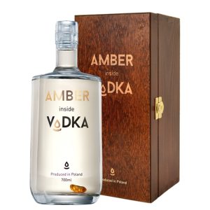 AMBER INSIDE VODKA 0,7L + WOODEN BOX, AMBER Inside Vodka – unikalna polska wódka z bursztynem w butelce. polska wódka premium – wysoka jakość, dopracowana receptura, elegancki charakter. wódka w drewnianej skrzynce – gotowy, efektowny prezent. vodka 40% – idealny balans mocy i gładkości. prezent alkoholowy – świetny wybór na wyjątkowe okazje. wódka rzemieślnicza – dbałość o detale i jakość surowców. limited edition vodka – produkt o wyjątkowym, limitowanym charakterze. exclusive vodka gift – luksusowy upominek dla wymagających. amber vodka / wódka bursztynowa – nawiązanie do bałtyckiego bursztynu. polish craft vodka – rzemieślnicza tradycja w nowoczesnym wydaniu. wódka na prezent – elegancka, gotowa do wręczenia. alkohol premium – wysoka półka jakościowa. wódka 0, 7l – praktyczna, klasyczna pojemność. vodka gift box – kompletne, efektowne opakowanie. handcrafted vodka – dopracowana w każdym szczególe. luxury vodka – luksus widoczny w smaku i wyglądzie. wódka kolekcjonerska – idealna do wyjątkowych domowych kolekcji. premium spirits – segment najwyższej jakości alkoholi. polish vodka gift set – dumnie polski zestaw prezentowy. wódka w pudełku drewnianym – naturalne, szlachetne opakowanie. amber inside gift – prezent z bursztynowym akcentem. exclusive alcohol – wybór dla tych, którzy szukają czegoś wyjątkowego. craft spirits – rzemieślnicze podejście do produkcji alkoholu. vodka wooden box – elegancka, trwała skrzynka z drewna.