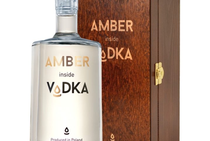 AMBER INSIDE VODKA 0,7L + WOODEN BOX, AMBER Inside Vodka – unikalna polska wódka z bursztynem w butelce. polska wódka premium – wysoka jakość, dopracowana receptura, elegancki charakter. wódka w drewnianej skrzynce – gotowy, efektowny prezent. vodka 40% – idealny balans mocy i gładkości. prezent alkoholowy – świetny wybór na wyjątkowe okazje. wódka rzemieślnicza – dbałość o detale i jakość surowców. limited edition vodka – produkt o wyjątkowym, limitowanym charakterze. exclusive vodka gift – luksusowy upominek dla wymagających. amber vodka / wódka bursztynowa – nawiązanie do bałtyckiego bursztynu. polish craft vodka – rzemieślnicza tradycja w nowoczesnym wydaniu. wódka na prezent – elegancka, gotowa do wręczenia. alkohol premium – wysoka półka jakościowa. wódka 0, 7l – praktyczna, klasyczna pojemność. vodka gift box – kompletne, efektowne opakowanie. handcrafted vodka – dopracowana w każdym szczególe. luxury vodka – luksus widoczny w smaku i wyglądzie. wódka kolekcjonerska – idealna do wyjątkowych domowych kolekcji. premium spirits – segment najwyższej jakości alkoholi. polish vodka gift set – dumnie polski zestaw prezentowy. wódka w pudełku drewnianym – naturalne, szlachetne opakowanie. amber inside gift – prezent z bursztynowym akcentem. exclusive alcohol – wybór dla tych, którzy szukają czegoś wyjątkowego. craft spirits – rzemieślnicze podejście do produkcji alkoholu. vodka wooden box – elegancka, trwała skrzynka z drewna.
