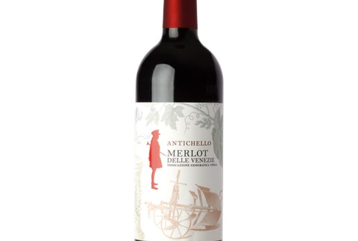 ANTICHELLO MERLOT, merlot – klasyczny szczep o miękkiej strukturze i owocowym charakterze. merlot delle venezie – wino z północnych Włoch, z regionu Delle Venezie. antichello merlot – sprawdzona marka i konsekwentny styl. wino czerwone wytrawne – idealne do jedzenia i codziennego picia. wino włoskie – tradycja, elegancja i kulinarny charakter. merlot włochy – łagodny, przystępny styl z północnych regionów. igt delle venezie – gwarancja pochodzenia i jakości. wino na co dzień – lekkie, uniwersalne, przyjazne. czerwone wino owocowe – pełne wiśni, malin i śliwek. delikatne czerwone wino – miękkie taniny, gładka struktura. wino do makaronu – idealne do sosów pomidorowych i mięsnych. wino do pizzy – świetny towarzysz włoskich klasyków. wino do mięsa – pasuje do drobiu, wieprzowiny i lekkiej wołowiny. aromatyczne merlot – intensywny bukiet czerwonych owoców. wino północne włochy – świeżość i elegancja regionu. wino o miękkich taninach – łagodne, przyjazne podniebieniu. wino gładkie i owocowe – jedwabista struktura i soczysty smak. wino na prezent – elegancka, bezpieczna propozycja dla każdego. wino stołowe włoskie – stworzone do towarzyszenia posiłkom. wino o niskiej kwasowości – delikatne, nieagresywne. wino 12% – lekka zawartość alkoholu, idealna na wieczór. wino 0, 75l – klasyczna butelka do dzielenia się. wino z wenecji – charakterystyczny styl Delle Venezie. wino łagodne czerwone – przyjazne dla każdego podniebienia. wino dla początkujących – idealne na start przygody z czerwonym winem.