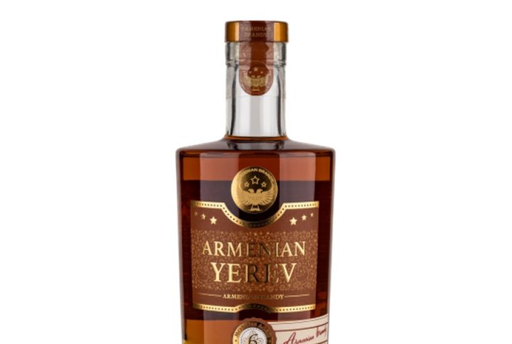 ARMENIAN YEREV 6 MONTHS BRANDY  to harmonijne połączenie tradycji Armenii, beczkowej dojrzałości i nowoczesnej lekkości, zamknięte w eleganckiej, półlitrowej butelce. To wybór dla tych, którzy oczekują autentycznego charakteru, gładkiej struktury i jakości godnej miana alkoholu premium w codziennie dostępnej formie.