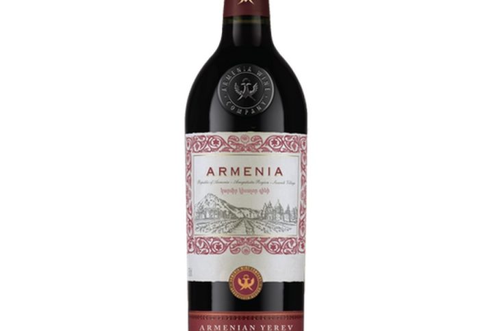 ARMENIA YEREV SEMI DRY RED , ARMENIA Yerev – autentyczne wino z Armenii, prosto z serca Kaukazu. Armeńskie wino czerwone – tradycja i historia zamknięte w butelce. Semi dry red – harmonijne półwytrawne czerwone o zbalansowanej słodyczy. Yerev red wine – wino z charakterem, idealne do mięsa i kolacji. Armenian semi dry – łagodne czerwone wino z delikatnymi taninami. Wino kaukaskie – egzotyczne, owocowe czerwone wino na co dzień i od święta.