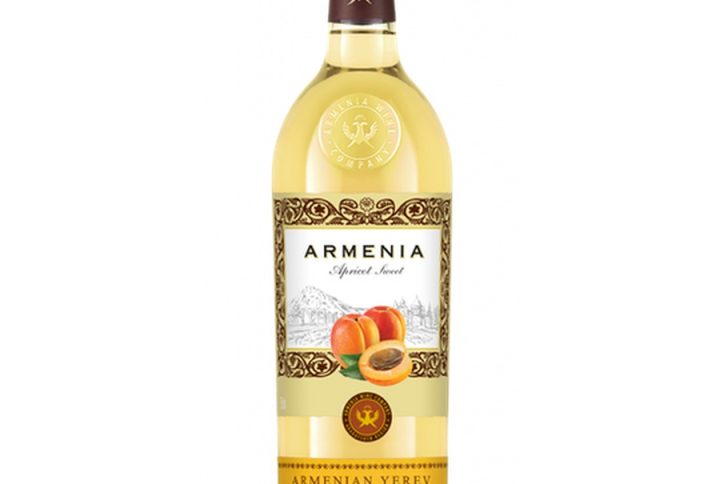 ARMENIA YEREV APRICOT SEMI SWEET WHITE to wyjątkowe, morelowe wino półsłodkie białe z Armenii, które zachwyca aromatem, lekkością i egzotycznym charakterem. To idealny wybór dla miłośników owocowych win, deserów i niebanalnych prezentów, którzy cenią autentyczność i jakość w każdym kieliszku.