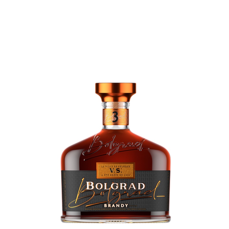 BOLGRAD VS BRANDY, Brandy Bolgrad – rozpoznawalna marka i solidna jakość. Bolgrad 3YO – minimum trzy lata dojrzewania w dębie. Ukraińska brandy – ciekawa alternatywa dla klasycznych destylatów z Zachodu. VS brandy – kategoria gwarantująca młodą, ale już ułożoną strukturę. Dojrzała brandy – pełniejszy smak i głębszy aromat. Brandy 40% – klasyczna moc, idealna do degustacji i koktajli. Brandy 3-letnia – wyraźny wpływ beczki i harmonijny profil. Aromatyczna brandy – bogaty bukiet owoców, dębu i przypraw. Delikatna brandy – gładka, przyjazna struktura na podniebieniu. Brandy premium – wysoka jakość w przystępnej formie. Alkohol z Ukrainy – oryginalne pochodzenie i ciekawa historia. Ciemne alkohole – idealna propozycja dla fanów whisky, rumu i koniaku. Brandy do degustacji – świetna solo, po kolacji lub do cygara. Łagodna brandy – przyjemna, nieagresywna moc. Owocowa brandy – soczyste nuty śliwek, moreli i jabłek. Brandy do koktajli – wszechstronna baza drinków. Wysokoprocentowy alkohol – 40% vol, idealne wyważenie mocy i smaku. Brandy półlitrowa – praktyczna pojemność na domowy bar. Brandy 0, 5l – kompaktowa butelka, świetna także na prezent. Tradycyjna brandy – klasyczna szkoła destylacji i dojrzewania. Brandy na prezent – elegancka, uniwersalna, łatwa do podarowania. Brandy jakościowa – dopracowany profil smakowy i aromatyczny. Ukraiński alkohol premium – wysoka półka w atrakcyjnej cenie. Brandy o zbalansowanym smaku – harmonia owoców, dębu i mocy.