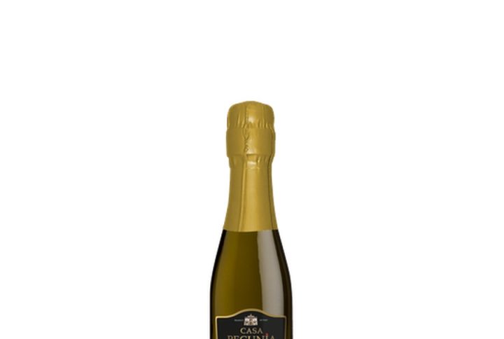 CASA PECUNIA PROSECCO CLASSICO, CASA PECUNIA Prosecco – klasyczne, włoskie Prosecco DOC w poręcznej butelce. Prosecco Classico – styl wierny tradycji regionu. Prosecco mini – idealne na jedną okazję. Prosecco 0, 2L – wygodny format single serve. Włoskie Prosecco – autentyczne musujące wino z Włoch. Musujące wino Włochy – świeże, lekkie, pełne życia. Wino musujące – delikatne bąbelki i owocowy charakter. Delikatne bąbelki – elegancki, drobny perlage. Prosecco na prezent – efektowna mała butelka. Prosecco single serve – zero marnowania wina. Prosecco mała butelka – idealna na imprezy i wyjazdy. Prosecco półwytrawne – uniwersalne i przystępne. Prosecco lekkie – niska zawartość alkoholu, wysoka pijalność. Prosecco 10, 5% – idealne na długie wieczory. Prosecco DOC – gwarancja jakości i pochodzenia. Wino na imprezę – praktyczny format i efektowny wygląd. Wino do aperitivo – idealny start każdego spotkania. Prosecco eleganckie – stylowe, nowoczesne, uniwersalne. Prosecco świeże – rześkie, cytrusowo-owocowe. Prosecco owocowe – gruszka, jabłko, brzoskwinia. Mini prosecco włoskie – kompaktowa forma włoskiej klasyki. Wino musujące na wynos – idealne na piknik i w plener. Prosecco do koktajli – świetna baza do drinków. Prosecco klasyczne – wierne tradycji, nowoczesne w formie.