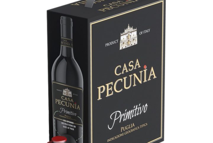 Bag-in-Box CASA PECUNIA PRIMITIVO, Bag-in-Box primitivo – wygodne, świeże i praktyczne rozwiązanie na co dzień i na spotkania. primitivo 3l – pojemność idealna dla rodzin, grup znajomych i większych kolacji. wino czerwone włoskie z regionu primitivo apulia – słoneczny charakter południa. primitivo IGT – swobodny, nowoczesny styl z zachowaniem lokalnej tożsamości. intensywne czerwone wino o profilu owocowe primitivo i miękkiej strukturze. wino do obiadu, wino do kolacji – uniwersalne połączenie z wieloma daniami. wino do mięsa, wino do makaronu, wino do pizzy – idealne do kuchni włoskiej i domowej. wino w kartonie – wygoda przechowywania, łatwe nalewanie, dłuższa świeżość po otwarciu. wino ekonomiczne – świetny stosunek jakości do ceny w formacie 3 litrów. wino na imprezę i wino na przyjęcia – praktyczne rozwiązanie dla większej liczby gości. wino codzienne – przyjazne, przystępne, o wysokiej pijalności. wino o miękkich taninach – aksamitne, łagodne, bez agresywnej cierpkości. wino z południa Włoch – pełne słońca, ciepła i śródziemnomorskiego charakteru.