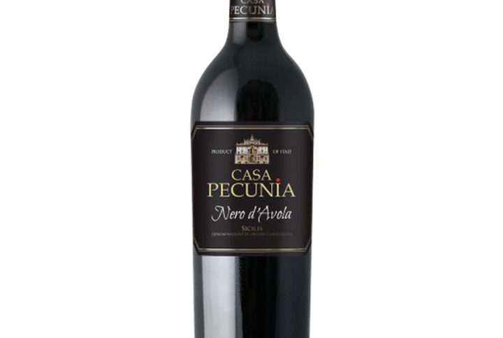 CASA PECUNIA NERO D'AVOLA, CASA PECUNIA, Nero d’Avola, Nero d’Avola DOC, włoskie czerwone wino, Sycylia wino czerwone, wino wytrawne, wino włoskie, aromatyczne czerwone wino, pełne czerwone wino, wino o intensywnym smaku, wino do makaronu, wino do pizzy, wino do mięs, owocowe czerwone wino, wino 13%, wino 0, 75l, wino na co dzień, wino z Sycylii, wino o głębokim kolorze, wino o aksamitnych taninach, wino z charakterem, wino południowe, wino śródziemnomorskie, wino Casa Pecunia, Nero d’Avola Sycylia, wino czerwone wytrawne Włochy,