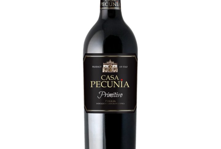 CASA PECUNIA PRIMITIVO, Czarna butelka wina Primitivo, Primitivo IGT: klasyczny szczep w nowoczesnym, przystępnym wydaniu. Wino z Apulii: region słynący z pełnych, słonecznych czerwieni. Primitivo 13%: zrównoważona moc, idealna do jedzenia i degustacji solo. Wino o łagodnych taninach: przyjazne dla podniebienia, bez nadmiernej cierpkości. Wino o wysokiej owocowości: soczyste, intensywne, ale harmonijne. Wino z południa Włoch: charakter, słońce i tradycja w każdej kropli. Wino do mięs: pieczona wołowina, karkówka z grilla, żeberka w sosie BBQ, duszona jagnięcina. Wino do makaronów: makaron z sosem pomidorowym, ragù, lasagne, cannelloni z mięsem. Wino do pizzy: pizza z salami, pepperoni, prosciutto, pieczarkami i dojrzewającymi serami. Wino włoskie do obiadu: idealne do rodzinnych spotkań przy prostych, domowych daniach kuchni śródziemnomorskiej.