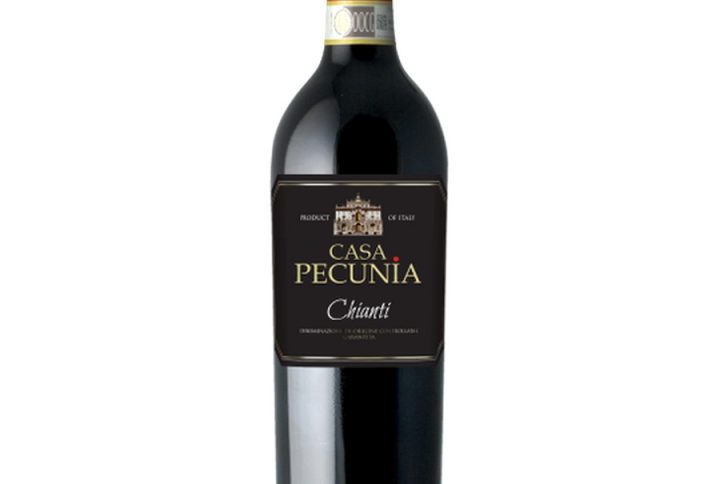 CASA PECUNIA CHIANTI, chianti – klasyczny styl z Toskanii, idealny do codziennego picia. chianti docg – gwarancja kontrolowanego pochodzenia i jakości. casa pecunia – marka stawiająca na przystępne, autentyczne wina z Włoch. wino czerwone włoskie – uniwersalne, kulinarne wino do wielu dań. toskania chianti – region o wielowiekowej tradycji winiarskiej. klasyczne chianti – rozpoznawalny styl, rubinowa barwa, wiśniowy profil. wytrawne czerwone wino – bez zbędnej słodyczy, z czystym, świeżym finiszem. wino do makaronu i wino czerwone do pasty – idealne do sosów pomidorowych i ziołowych. wino do pizzy – świetny towarzysz klasycznych włoskich placków. wino na co dzień – pijalne, lekkie, przyjazne. chianti 0, 75l – standardowa butelka idealna na kolację we dwoje. chianti 12% – chianti o umiarkowanej mocy, nieprzytłaczające alkoholem. wino włoskie wytrawne – autentyczny smak Toskanii. lekko taniczne wino – miękkie taniny, przyjemna struktura. owocowe chianti – soczyste czerwone owoce w aromacie i smaku. wino z Włoch – klasyka śródziemnomorskiego stołu. chianti do dań włoskich – naturalny wybór do kuchni śródziemnomorskiej. delikatne chianti – idealne dla tych, którzy cenią subtelność. wino stołowe włoskie – stworzone do dzielenia się przy stole. chianti o świeżym profilu – rześkie, soczyste, pełne energii.
