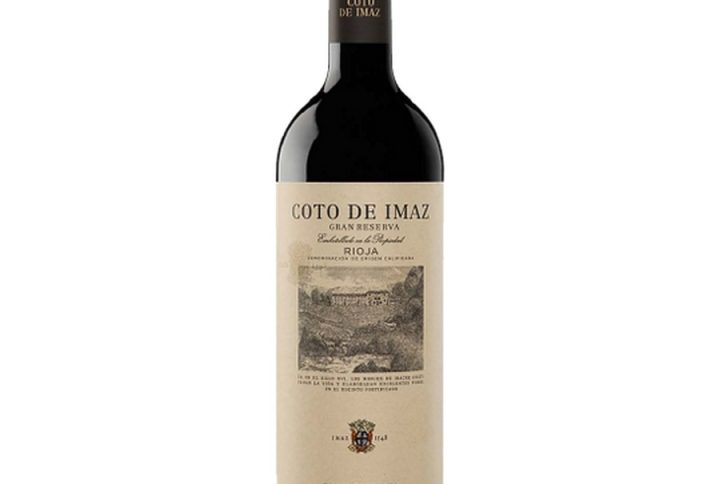 coto de imaz gran reserva – ikona tradycyjnej Riojy. gran reserva rioja – najwyższa kategoria dojrzewania. hiszpańskie czerwone wino – klasyka z regionu Rioja. wino dojrzewające – wiele lat spędzonych w beczce i butelce. wino beczkowe – wyraźny wpływ dębu, złożone aromaty. rioja gran reserva – wino o długim potencjale dojrzewania. wytrawne czerwone wino – eleganckie, szlachetne, bez nadmiaru słodyczy. klasyczna rioja – tradycyjny styl rioja, pełen charakteru. starzone w dębie – nuty wanilii, skóry, tytoniu. aromaty wanilii i skóry – znak rozpoznawczy gran reserva. wino na prezent – idealne na wyjątkowe okazje. wino kolekcjonerskie – świetne do leżakowania w piwnicy. hiszpańska gran reserva – prestiż i tradycja. wino premium z rioja – wysoka jakość i renoma. długie dojrzewanie – wielowymiarowy smak i aromat. tradycyjny styl rioja – ponadczasowa elegancja. wino z tempranillo – klasyczny szczep regionu. eleganckie czerwone wino – idealne do wykwintnych dań. pełne i złożone wino – dla wymagających podniebień. wino do czerwonych mięs – perfekcyjny partner steków i jagnięciny. wino do dojrzewanych serów – idealne do intensywnych serów. wino z Hiszpanii – esencja regionu Rioja. butelka 0, 75l – klasyczny format na kolację i degustację. wino 13, 5% – harmonijny poziom alkoholu. coto de imaz wine – rozpoznawalna etykieta na świecie. long‑aged rioja wine – wino o imponującym dojrzewaniu.