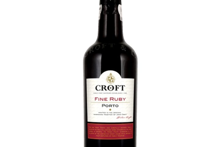 croft fine ruby port – ikona stylu ruby, idealna na co dzień i na specjalne okazje. portugalskie porto – autentyczne wino z regionu Douro, kolebki porto. porto ruby – intensywnie owocowe, słodkie, o głębokiej barwie. wino wzmacniane – wyższa moc, skoncentrowany smak i długi finisz. porto słodkie – idealne do deserów, czekolady i serów pleśniowych. porto czerwone – klasyczny wybór dla miłośników wyrazistych, rubinowych win. porto deserowe – znakomite jako zwieńczenie posiłku lub samodzielny deser w kieliszku. croft porto – renomowany producent z długą historią i konsekwentną jakością. porto 20% – mocne, ale harmonijne, z doskonale wtopionym alkoholem. porto 0, 75l – idealna pojemność na dzielenie się przyjemnością z innymi. porto do deserów – naturalny partner dla słodkich dań. porto do czekolady – perfekcyjne połączenie z ciastami i pralinkami. klasyczne porto ruby – styl, który nigdy nie zawodzi. porto dla początkujących – przystępne, łatwe do pokochania. porto o intensywnym aromacie – pełne czerwonych owoców i czekolady. porto owocowe – soczyste, świeże, pełne energii. porto z nutami czerwonych owoców – wiśnie, czereśnie, śliwki i jeżyny. porto do serów pleśniowych – idealny kontrapunkt dla słonych, pikantnych serów. porto na prezent – elegancki i zawsze trafiony wybór. porto premium – jakość potwierdzona marką Croft. porto z Portugalii – autentyczne wino z Douro. wino porto czerwone słodkie – klasyka gatunku w najlepszym wydaniu. porto o głębokim kolorze – rubinowe, gęste, hipnotyzujące. porto do degustacji – idealne do powolnego smakowania. porto tradycyjne – hołd dla historii i rzemiosła.