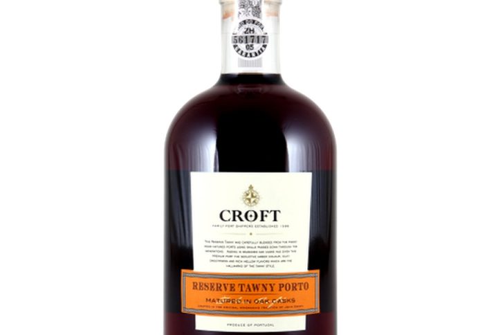 CROFT RESERVE TAWNY PORTO, porto tawny – klasyczny styl porto o bursztynowej barwie i orzechowo-karmelowym profilu. croft reserve tawny – dopracowana kompozycja od renomowanego producenta Croft. croft porto – historyczna marka, która od lat wyznacza standardy jakości. portugal tawny port – autentyczne porto z serca regionu Douro. port wine sweet – słodkie, aksamitne, idealne do deserów i degustacji. porto czerwone słodkie – bogate, pełne i harmonijne wino wzmacniane. porto deserowe – stworzone do łączenia z deserami, czekoladą i serami. wino wzmacniane – klasyczne porto łączące moc i słodycz. porto 20% – wyrazista, ale elegancko wkomponowana zawartość alkoholu. tawny reserve – wyselekcjonowany kupaż dojrzewający w beczkach. porto z Portugalii – autentyczne wino z kolebki porto. porto do deserów, porto do czekolady, porto do serów – wszechstronne wino do foodpairingu. porto orzechowe nuty i porto karmelowe aromaty – charakterystyczny profil smakowo-aromatyczny. porto na prezent – elegancka butelka na specjalne okazje. porto premium i porto klasyczne – połączenie tradycji i wysokiej jakości. porto 0, 75l – idealna pojemność na degustację w gronie bliskich. porto do degustacji – wino, które warto smakować powoli. porto długodojrzewające – złożoność i głębia wynikające z czasu spędzonego w beczkach. porto o bogatym aromacie – intensywny bukiet suszonych owoców, orzechów i karmelu. porto dla koneserów – wybór dla wymagających miłośników porto.