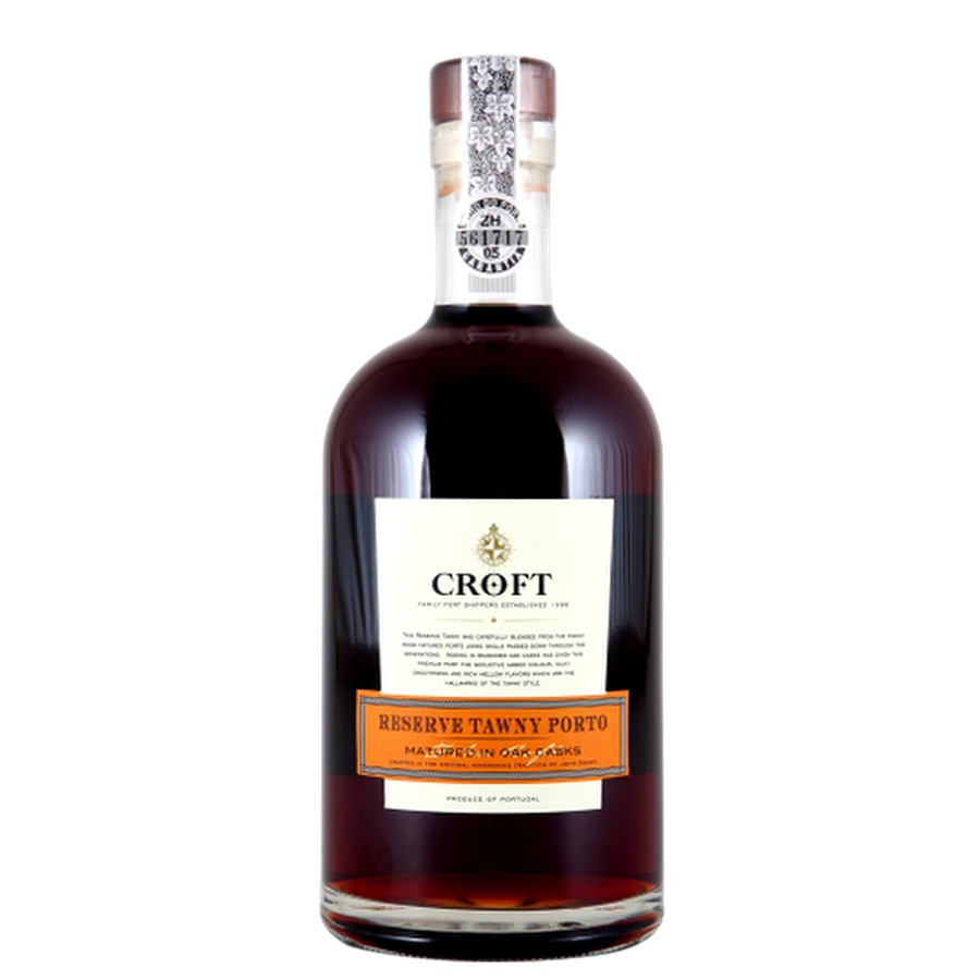 CROFT RESERVE TAWNY PORTO, porto tawny – klasyczny styl porto o bursztynowej barwie i orzechowo-karmelowym profilu. croft reserve tawny – dopracowana kompozycja od renomowanego producenta Croft. croft porto – historyczna marka, która od lat wyznacza standardy jakości. portugal tawny port – autentyczne porto z serca regionu Douro. port wine sweet – słodkie, aksamitne, idealne do deserów i degustacji. porto czerwone słodkie – bogate, pełne i harmonijne wino wzmacniane. porto deserowe – stworzone do łączenia z deserami, czekoladą i serami. wino wzmacniane – klasyczne porto łączące moc i słodycz. porto 20% – wyrazista, ale elegancko wkomponowana zawartość alkoholu. tawny reserve – wyselekcjonowany kupaż dojrzewający w beczkach. porto z Portugalii – autentyczne wino z kolebki porto. porto do deserów, porto do czekolady, porto do serów – wszechstronne wino do foodpairingu. porto orzechowe nuty i porto karmelowe aromaty – charakterystyczny profil smakowo-aromatyczny. porto na prezent – elegancka butelka na specjalne okazje. porto premium i porto klasyczne – połączenie tradycji i wysokiej jakości. porto 0, 75l – idealna pojemność na degustację w gronie bliskich. porto do degustacji – wino, które warto smakować powoli. porto długodojrzewające – złożoność i głębia wynikające z czasu spędzonego w beczkach. porto o bogatym aromacie – intensywny bukiet suszonych owoców, orzechów i karmelu. porto dla koneserów – wybór dla wymagających miłośników porto.
