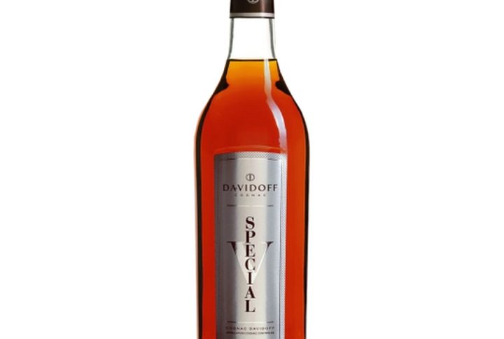 DAVIDOFF SPECIAL V COGNAC, DAVIDOFF Special V – ikona elegancji w świecie koniaku Davidoff cognac – połączenie luksusu, jakości i rozpoznawalnej marki francuski koniak premium – destylat z serca regionu Cognac koniak 40% – idealna moc dla pełni smaku i aromatu cognac VSOP style – klasyczny, dojrzewany profil smakowy dojrzewany koniak – czas w beczce przekłada się na głębię i złożoność aromaty wanilii i dębu – podpis dębowej beczki i szlachetnego starzenia wykwintny koniak – idealny na specjalne okazje alkohol premium Francja – gwarancja pochodzenia i jakości degustacja koniaku – trunek stworzony do powolnego smakowania prezent dla konesera – elegancki wybór na wyjątkowy upominek szlachetny destylat – esencja najlepszych winnych destylatów gładki i elegancki koniak – aksamitna struktura i harmonia intensywny aromat koniaku – bogaty, wielowarstwowy nos Davidoff Special V 0, 7 – wygodna, klasyczna pojemność butelki francuski destylat winny – tradycja i rzemiosło w jednym koniak do cygara – idealny towarzysz wieczornych rytuałów alkohol luksusowy – podkreśla rangę każdej okazji finezyjny koniak – subtelny, dopracowany w każdym detalu długi finisz koniaku – smak, który pozostaje w pamięci zbalansowany smak – idealna harmonia owocu, dębu i mocy kolekcjonerski koniak – godny miejsca w domowej kolekcji styl klasyczny cognac – ponadczasowy charakter i elegancja destylat winny premium – najwyższa półka jakościowa