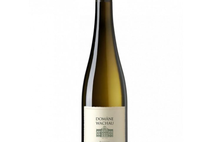 DOMANE WACHAU GRÜNER VELTLINER SMARAGD, DOMÄNE WACHAU Grüner Veltliner Smaragd – ikona regionu Wachau. Grüner Veltliner Smaragd Terrassen – połączenie tarasowych parceli i klasy Smaragd. Grüner Veltliner Terrassen – ekspresja stromych, kamienistych zboczy nad Dunajem. Smaragd Terrassen wine – wysoka koncentracja, głębia i potencjał dojrzewania. Grüner Veltliner Austria – klasyczne, wytrawne białe wino z Austrii. Mineralne białe wino – wyraźny, kamienny charakter i świeżość. Wino z Wachau – prestiżowy region, unikalne terroir. Long-tail Grüner Veltliner Smaragd Terrassen – wybór dla świadomych miłośników odmiany. Wachau Smaragd dry wine – najwyższa klasa jakości w regionie. Premium Grüner Veltliner – wino eleganckie, dopracowane, o imponującej strukturze.