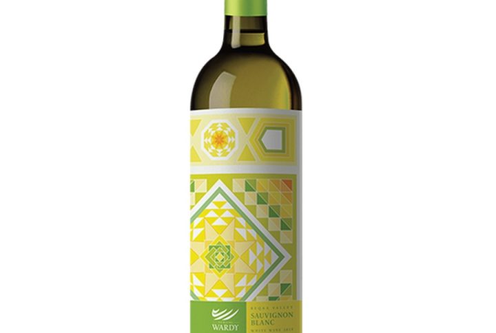 DOMAINE WARDY Sauvignon Blanc – wino z winnicy rodzinnej z Libanu. Sauvignon Blanc – świeży, nowoczesny rocznik. wino białe wytrawne – idealne do jedzenia i degustacji. libańskie wino białe – egzotyczne pochodzenie i unikalny charakter. wino z Libanu – alternatywa dla klasycznych regionów. aromaty cytrusowe i aromaty tropikalne – intensywny, ekspresyjny bukiet. świeże wino białe i wino rześkie – idealne na ciepłe dni. mineralne Sauvignon Blanc – czysta linia smakowa i długi finisz. Sauvignon Blanc aromatyczne – pełne zapachu i energii. wino gastronomiczne – świetne wino do ryb, wino do owoców morza i wino do sałatek. wino premium – jakość, elegancja i butikowy charakter. wino lekkie i wino o wysokiej kwasowości – pijalność i świeżość. wino 13% alkoholu – idealna równowaga mocy i lekkości. wino 0, 75L – klasyczna pojemność na każdą okazję. wino na prezent – oryginalny wybór dla wymagających.