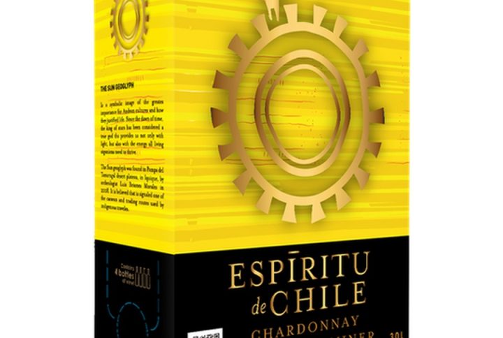 Bag-in-Box ESPIRITU DE CHILE GEWURZTRAMINER & SEMILLON Wino w kartonie, żółte opakowanie, Bag-in-Box gewurztraminer – aromatyczny, kwiatowo-przyprawowy charakter w wygodnym opakowaniu. Bag-in-Box semillon – kremowa struktura i miękkość, idealna do jedzenia. espiritu de chile – jakość i styl typowy dla nowoczesnego winiarstwa Chile. wino białe półwytrawne – balans między świeżością a delikatną słodyczą. wino chile i chilijskie białe wino– słoneczny charakter Nowego Świata. aromatyczne wino białe – intensywny bukiet kwiatów i owoców. wino 3l – praktyczne, ekonomiczne i idealne na większe okazje. wino imprezowe – lekkie, pijalne, lubiane przez szerokie grono gości. wino do pikniku – bezpieczne opakowanie, łatwe serwowanie w plenerze. wino o niskiej kwasowości – łagodne, przyjazne dla podniebienia. wino lekkie i aromatyczne – idealne na długie wieczory i spotkania. wino do kuchni azjatyckiej, wino do drobiu, wino do ryb – szerokie możliwości food pairingu. wino egzotyczne nuty – liczi, ananas, brzoskwinia i przyprawy. wino aromatyczne bag in box – wygoda, świeżość i intensywny bukiet.