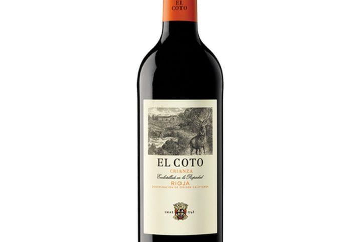 EL COTO Crianza – klasyczna interpretacja Rioja Crianza. Rioja Crianza – dojrzewanie w dębowych beczkach, elegancja i harmonia. Hiszpańskie czerwone wino – pełne słońca, owocu i charakteru. Wino z Rioja – prestiżowy region, uznany na całym świecie. El Coto Rioja – marka kojarzona z jakością i tradycją. Crianza 13% – idealny balans mocy i pijalności. Wino wytrawne czerwone – uniwersalne do jedzenia i degustacji solo. Tempranillo Crianza – klasyczny szczep i styl regionu. Klasyczna Rioja – połączenie owocu, beczki i elegancji. Wino dojrzewające w beczce – wanilia, dąb i szlachetna struktura. Aromaty czerwonych owoców – wiśnie, truskawki, śliwki. Wanilia i dąb – podpis dojrzewania w beczce. Wino do czerwonych mięs – idealne do steków i jagnięciny. Hiszpańskie wino wytrawne – charakter i świeżość w jednym. Wino na prezent – elegancka, rozpoznawalna butelka. Wino z beczki – dodatkowa głębia i złożoność. Wino z Hiszpanii – temperament i tradycja. El Coto Crianza Rioja 0, 75 – praktyczna pojemność na każdą okazję. Dobre wino do obiadu – uniwersalne i kulinarne. Wino o zbalansowanej kwasowości – świeże, ale harmonijne. Wino o średniej budowie – ani zbyt ciężkie, ani zbyt lekkie. Wino na co dzień – idealne do regularnej degustacji. Klasyczne wino hiszpańskie – esencja stylu Rioja. Wino z regionu Rioja – gwarancja jakości i renomy. Wino kupaż Tempranillo – harmonijny blend z przewagą Tempranillo.