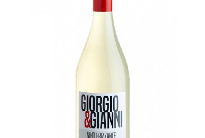 GIORGIO GIANNI VINO BIANCO FRIZZANTE, GIORGIO GIANNI – marka kojarzona z lekkimi, przystępnymi winami z Włoch. vino bianco – świeże, jasne, aromatyczne białe wino. frizzante – delikatnie musujące, lekko musujące bąbelki. wino musujące w lekkiej, codziennej odsłonie. włoskie wino, klasyczne wino z Włoch. wino białe o świeżym, owocowym charakterze. wino półwytrawne – balans między owocowością a świeżością. wino na aperitif i wino do lekkich dań. wino orzeźwiające, idealne wino na lato. wino codzienne, wino o niskiej mocy, wino 10, 5%. wino 0, 75l – klasyczna butelka na każdą okazję. wino imprezowe, wino lekkie, wino świeże. aromatyczne białe wino, wino owocowe, wino o delikatnych bąbelkach. wino z Włoch, wino włoskie frizzante, wino uniwersalne.