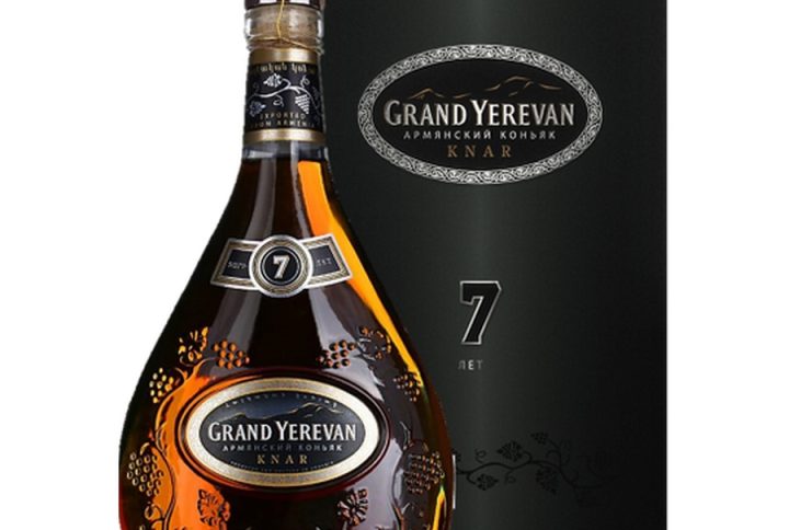 GRAND YEREVAN "KNAR" 7 YEAR OLD BRANDY, Brandy armeńska – głęboko zakorzeniona w tradycji Kaukazu. Armenian brandy – rozpoznawalny na świecie styl i charakter. Grand Yerevan Knar – marka kojarzona z jakością i elegancją. Knar 7 years – siedem lat dojrzewania w dębie. 7 year old brandy – idealny balans młodości i dojrzałości. Premium brandy – dla wymagających koneserów. Aged brandy – długie leżakowanie w beczkach. Brandy w pudełku – gotowa na elegancki prezent. Gift box brandy – efektowna oprawa wizualna. Brandy do prezentu – idealna na ważne okazje. Exclusive brandy – wyróżnia się na tle standardowych propozycji. Armenian aged spirit – esencja armeńskiego rzemiosła. Owocowe nuty brandy – suszone owoce, skórka cytrusowa, miód. Wanilia i dąb – podpis długiego dojrzewania w beczce. Brandy premium Armenia – wizytówka kraju w kategorii destylatów. Alkohol na prezent – elegancki, uniwersalny, zawsze w dobrym tonie. Brandy 0, 5l – poręczna pojemność, idealna na degustację. Ciemne destylaty – dla miłośników głębokich, złożonych smaków. Tradycyjna brandy armeńska – kontynuacja wieloletniego dziedzictwa. Wysokiej jakości brandy – staranna selekcja i kontrola na każdym etapie. Brandy kolekcjonerska – godna miejsca w domowym barku konesera. Brandy do degustacji – stworzona do powolnego smakowania. Aromatyczna brandy – intensywny, rozwijający się bukiet. Brandy z Armenii – unikalny charakter regionu i klimatu.