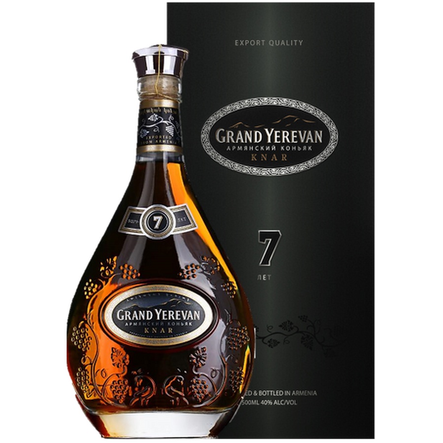 GRAND YEREVAN “KNAR” 7 YEAR OLD BRANDY, Brandy armeńska – głęboko zakorzeniona w tradycji Kaukazu. Armenian brandy – rozpoznawalny na świecie styl i charakter. Grand Yerevan Knar – marka kojarzona z jakością i elegancją. Knar 7 years – siedem lat dojrzewania w dębie. 7 year old brandy – idealny balans młodości i dojrzałości. Premium brandy – dla wymagających koneserów. Aged brandy – długie leżakowanie w beczkach. Brandy w pudełku – gotowa na elegancki prezent. Gift box brandy – efektowna oprawa wizualna. Brandy do prezentu – idealna na ważne okazje. Exclusive brandy – wyróżnia się na tle standardowych propozycji. Armenian aged spirit – esencja armeńskiego rzemiosła. Owocowe nuty brandy – suszone owoce, skórka cytrusowa, miód. Wanilia i dąb – podpis długiego dojrzewania w beczce. Brandy premium Armenia – wizytówka kraju w kategorii destylatów. Alkohol na prezent – elegancki, uniwersalny, zawsze w dobrym tonie. Brandy 0, 5l – poręczna pojemność, idealna na degustację. Ciemne destylaty – dla miłośników głębokich, złożonych smaków. Tradycyjna brandy armeńska – kontynuacja wieloletniego dziedzictwa. Wysokiej jakości brandy – staranna selekcja i kontrola na każdym etapie. Brandy kolekcjonerska – godna miejsca w domowym barku konesera. Brandy do degustacji – stworzona do powolnego smakowania. Aromatyczna brandy – intensywny, rozwijający się bukiet. Brandy z Armenii – unikalny charakter regionu i klimatu.