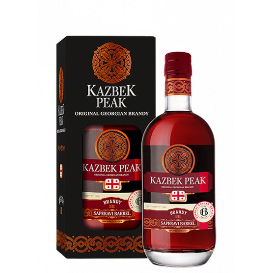 KAZBEK PEAK BRANDY SAPERAVI BARREL, Brandy Saperavi – destylat z cenionego, ciemnego szczepu winogron. Kazbek Peak – marka inspirowana majestatem Kaukazu. Gruzińska brandy – autentyczny gruziński alkohol z tradycją. Brandy z Saperavi – głęboki kolor i intensywny charakter. Aged in barrel – dojrzewanie w dębowych beczkach. Premium brandy – wysoka jakość i dopracowany profil smakowy. Brandy 36% – harmonijna moc i łagodny finisz. Brandy 0, 5l – poręczna, elegancka pojemność. Brandy w kartoniku – gotowy, efektowny prezent. Gruziński alkohol – część bogatej kultury Kaukazu. Ciemne brandy – głęboka barwa i intensywny smak. Barrel aged brandy – wpływ dębu na strukturę i aromat. Brandy z Gruzji – alternatywa dla klasycznych brandy europejskich. Winogronowa brandy – szlachetny destylat z gron. Craft brandy – rzemieślnicze podejście do produkcji. Limited brandy – idealna brandy do kolekcji. Brandy prezentowe – świetny wybór na elegancki upominek. Alkohol premium – dla wymagających koneserów. Brandy do degustacji – stworzona do powolnego smakowania. Brandy Saperavi Barrel – unikalny profil smakowo-aromatyczny. Brandy gift box – efektowny zestaw prezentowy. Gruzińskie trunki – odkryj bogactwo Kaukazu. Wysokiej jakości brandy – dopracowana w każdym detalu. Aromatyczna brandy – wielowarstwowy bukiet i długi finisz. Brandy do kolekcji – wyróżniający się element domowego bark