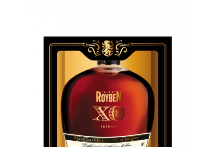KING ROYBEN XO – ikona mołdawskiej sztuki destylacji. brandy 8 years – minimum osiem lat dojrzewania w dębowych beczkach. aged brandy – głębia smaku i aromatu dzięki długiemu leżakowaniu. premium brandy i exclusive brandy – dla wymagających koneserów. gift box brandy – idealny alkohol na prezent. brandy 40% – klasyczna moc, harmonijnie wkomponowana w strukturę trunku. brandy 0, 5l – poręczna, elegancka pojemność. XO brandy – najwyższa kategoria dojrzewania. smooth brandy, oak aged brandy, aromatyczna brandy – aksamitna, bogata, wielowymiarowa. brandy do degustacji, brandy do kolacji, brandy elegancka – idealna na wieczór, do rozmów i celebracji. brandy premium Mołdawia, fine brandy, brandy wysokiej jakości – gwarancja klasy i rzemiosła. limited brandy edition, brandy kolekcjonerska – wyjątkowy wybór dla kolekcjonerów.