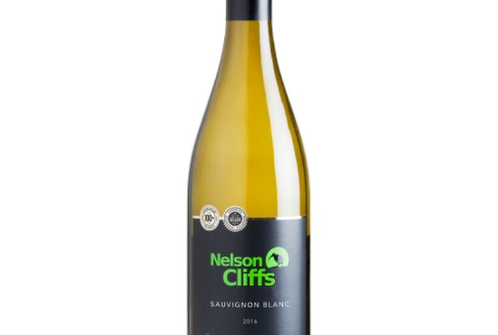 NELSON CLIFFS Sauvignon Blanc – wyraziste, świeże i aromatyczne białe wino z Nowej Zelandii. Sauvignon Blanc New Zealand – klasyczny styl z chłodnego klimatu, pełen cytrusów i mineralności. Sauvignon Blanc Nelson – wino z regionu Nelson o wyjątkowej ekspresji owocu. Nowozelandzkie białe wino – idealne na lato, do lekkich potraw i owoców morza. Aromatyczne białe wino – intensywny aromat marakui, agrestu i limonki. Świeże Sauvignon Blanc – rześkie, energetyczne, z wysoką kwasowością. Cytrusowe Sauvignon Blanc – limonka, grejpfrut, cytryna w harmonijnej kompozycji. Wino o wysokiej kwasowości – idealne do jedzenia, świetnie odświeża podniebienie. Wino wytrawne z Nowej Zelandii – czyste, bez zbędnej słodyczy, bardzo pijalne. Mineralne białe wino – z wyraźną strukturą i długim, świeżym finiszem. Wino na lato – lekkie, orzeźwiające, idealne na ciepłe dni. Wino do owoców morza – perfekcyjny partner dla ryb, krewetek i sushi. Intensywny aromat Sauvignon – agrest, marakuja, limonka, zielone nuty. Zielone nuty wina – liście porzeczki, świeża trawa, ziołowy akcent. Wino z regionu Nelson – unikalny terroir Nowej Zelandii. Sauvignon Blanc 12% – idealny balans mocy i lekkości. Wino premium z Nowej Zelandii– jakość, charakter i nowoczesny styl. Wino o aromacie marakui – tropikalna świeżość w kieliszku. Wino o aromacie agrestu – klasyczny profil Sauvignon Blanc. Wino o aromacie limonki – cytrusowa energia i rześkość. Long-tail Sauvignon Blanc Nelson – świadomy wybór miłośników regionu. Sauvignon Blanc do lekkich potraw – sałatki, ryby, kuchnia śródziemnomorska. Wino o świeżym finiszu – długie, czyste zakończenie każdego łyka. Sauvignon Blanc 0, 75L – idealna butelka na spotkania i degustacje. Nowozelandzkie wina białe online – wygodny zakup jakościowego wina z dostawą.