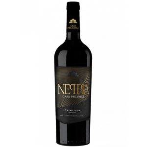 NEPPIA PRIMITIVO, primitivo puglia – klasyczne wino z Apulii o intensywnym charakterze, neppia primitivo – wyrazista interpretacja szczepu z południa Włoch, primitivo czerwone wytrawne – pełne, soczyste i strukturalne, wino włoskie puglia – słoneczny region, który tworzy wina o dużej koncentracji, primitivo 14% – wino o wysokiej zawartości alkoholu, ale świetnie zbalansowane, primitivo 0, 75l – idealna butelka na kolację lub spotkanie w gronie znajomych, intensywne czerwone wino – głęboki kolor, bogaty smak, długi finisz, primitivo aromatyczne – wino o owocowym aromacie, śliwkach i ciemnych owocach, wino z południa Włoch – ciepły klimat, dojrzałe owoce, pełnia smaku, primitivo do mięs – idealne do steków, gulaszy i dań z grilla, primitivo pełne i soczyste – bogate, ale przyjemnie pijalne, wino czerwone Włochy – klasyka włoskiej tradycji w nowoczesnym wydaniu, primitivo IGP – gwarancja pochodzenia z Apulii, wino na prezent – elegancki wybór dla miłośników czerwieni, wino o śliwkowych nutach – głębia i aksamitność w jednym, primitivo taniczne – wyraźna, ale dojrzała struktura, wino włoskie czerwone – uniwersalne, kulinarne i towarzyskie, wino do makaronu – idealne do sosów pomidorowych i mięsnych, wino do pizzy – naturalny wybór do włoskich klasyków, primitivo gładkie – miękkie taniny, aksamitny finisz, wino o ciemnych owocach – jeżyny, śliwki, czarne porzeczki, wino na co dzień – butelka, po którą chce się sięgać regularnie,