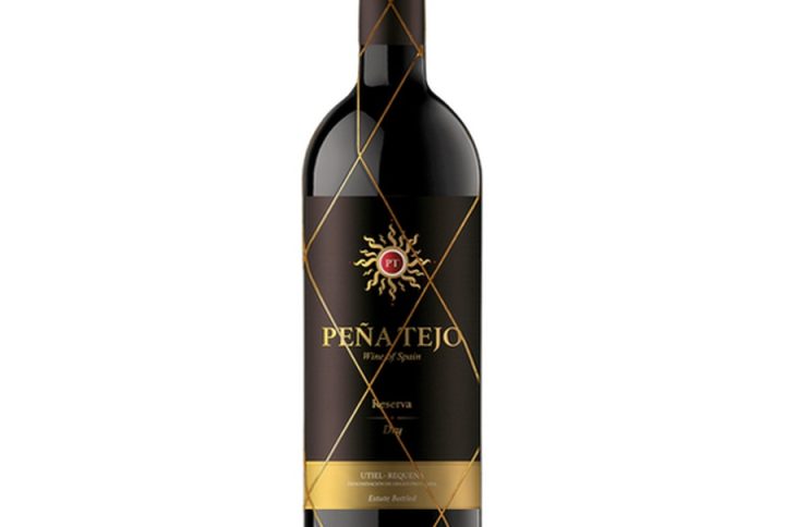 PENA TEJO RESERVA, Pena Tejo – wyrazista marka z Hipszanii hiszpańskie czerwone wino o głębokiej barwie i szlachetnym charakterze. red reserva – dojrzewanie w beczce i butelce dla większej złożoności. czerwone wytrawne wino – wytrawny styl z soczystą owocowością. wino wytrawne o przyjaznym, owocowym profilu. wino z Hiszpanii – esencja południowego klimatu. hiszpańska reserva . aromaty czerwonych owoców – wiśnie, maliny, śliwki. wino do mięs, wino do kolacji i wino do grilla. wino na co dzień, ale także eleganckie wino na prezent. wino o średniej mocy – wino 12, 5% alkoholu. wino beczkowe, wino dojrzewające o zbalansowanym charakterze. wino stołowe hiszpańskie o głębokim kolorze i owocowym profilu.