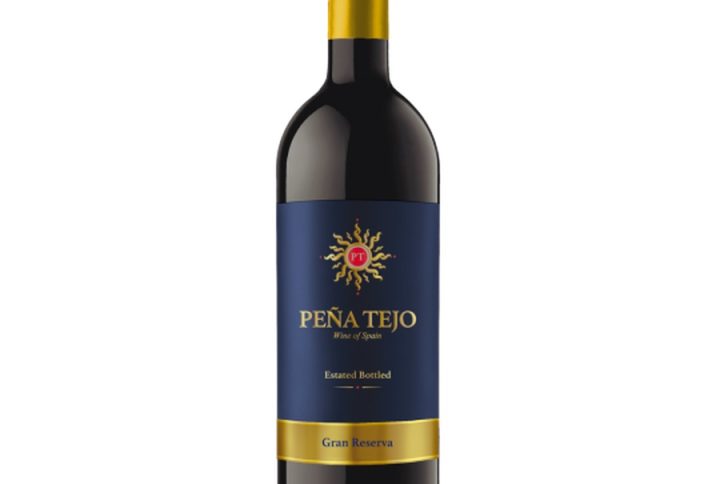 PENA TEJO GRAN RESERVA,Pena Tejo Gran Reserva – gran reserva o długim dojrzewaniu i szlachetnym charakterze, hiszpańskie wino czerwone – klasyka stylu, prawdziwe wino z Hiszpanii, czyli españa vino tinto, wino dojrzewające i wino starzone – czas w beczce i butelce buduje głębię, pełne czerwone wino – gęsta struktura, intensywny smak, długi finisz, aromaty dębowe – wanilia, kakao, przyprawy korzenne, typowe dla wino beczkowe, wino wytrawne – idealne do jedzenia, szczególnie jako wino do czerwonych mięs, wino eleganckie i wino o głębokim smaku – dla wymagających koneserów, wino o wysokiej jakości, wino premium – świetny wybór na wino na specjalne okazje, wino 13%, wino 0, 75l – klasyczne parametry, idealne na kolację we dwoje lub w gronie przyjaciół, wino z charakterem i wino o złożonym aromacie – zapada w pamięć i zachęca do kolejnych degustacji, wino na prezent – elegancka, poważna butelka dla kogoś, kto kocha czerwone wina, wino kolekcjonerskie – świetne do przechowywania i obserwowania, jak rozwija się z czasem,