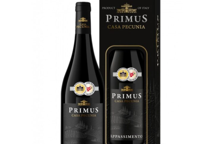 PRIMUS APPASSIMENTO PASSITO PUGLIA, Primus Passito – półwytrawne, czerwone wino z południowej Puglii. Passito rosso – klasyczny styl z podsuszanych winogron. Rosso appassimento – intensywność, głębia i koncentracja smaku. Passito Puglia – wino z gorącego regionu Włoch. IGT Puglia Rosso – gwarancja pochodzenia i jakości. Wino z podsuszanych winogron – naturalna słodycz i gęsta struktura. Wino czerwone półwytrawne– idealne wino do deserów i wieczornego relaksu. Wino prezentowe z kartonikiem – gotowe, eleganckie wino na prezent.