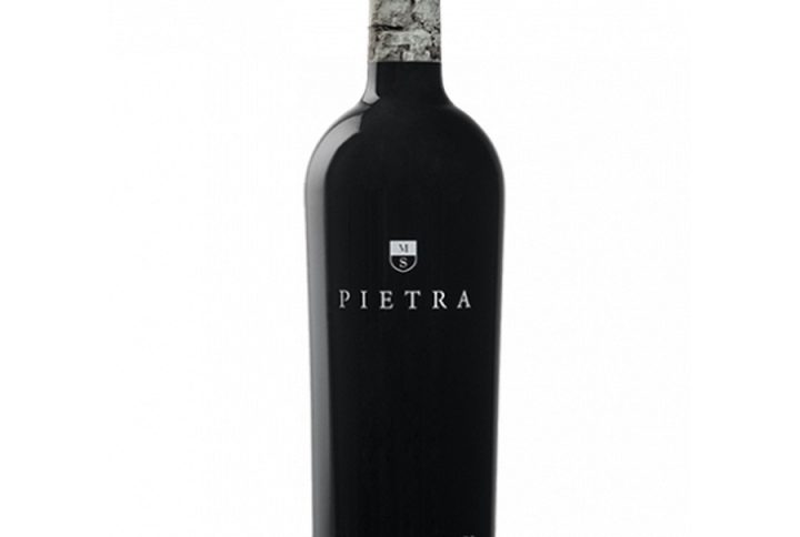 PIETRA PRIMITIVO, PIETRA Primitivo – wyraziste, pełne wino czerwone z Apulii. Primitivo 14% – wino o wysokiej zawartości alkoholu, ale harmonijne i gładkie. Primitivo z Włoch – klasyczne wino czerwone włoskie z południowego regionu. Intensywne czerwone wino – głęboki kolor, skoncentrowany aromat, długi finisz. Primitivo półwytrawne – delikatna słodycz owocowa, świetna pijalność. Wino o ciemnych owocach – śliwka, jeżyna, wiśnia, nuty konfitury. Wino o aksamitnych taninach – gładka, przyjemna struktura. Wino do mięs, wino do makaronów, wino do pizzy – wszechstronne wino gastronomiczne. Wino na prezent – elegancka butelka, wyrazisty styl, południowy charakter. Wino z Apulii – esencja włoskiego południa w kieliszku.
