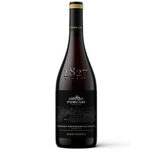 PURCARI NOCTURNE CABERNET SAUVIGNON, NOCTURNE Cabernet Sauvignon – intensywne, aromatyczne czerwone wino o głębokiej strukturze, cabernet sauvignon 0, 75l – klasyczna pojemność, idealna na kolację we dwoje lub w gronie przyjaciół, wino czerwone wytrawne – wyrazisty, elegancki styl dla miłośników poważnych win, wino cabernet – szczep o ciemnych owocach, głębokich taninach i długim finiszu, wino 14% – wino o wysokiej zawartości alkoholu, pełne i rozgrzewające, wino na kolację – idealne do mięs, makaronów i dań kuchni światowej, wino do mięsa i wino do dojrzewających serów – perfekcyjny partner kulinarny, intensywne czerwone wino – skoncentrowany smak, bogaty aromat, wyrazista struktura, wino o aromacie porzeczki, wino o aromacie jeżyny i wino o ciemnych owocach – głęboki, owocowy profil, wino o bogatym smaku, wino strukturalne, wino o długim finiszu – dla wymagających degustatorów, wino wieczorne, nocturne wine, cabernet sauvignon nocturne – stworzone do nocnych rozmów i wyjątkowych chwil, wino na prezent – elegancki wybór dla miłośników czerwonych win,