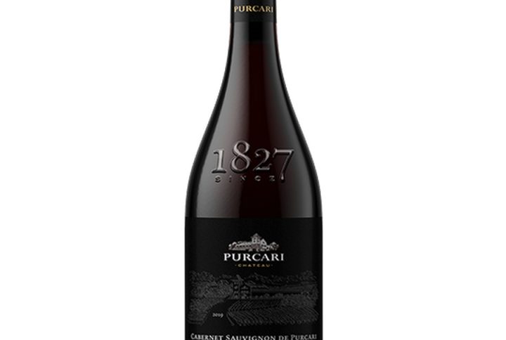 PURCARI NOCTURNE CABERNET SAUVIGNON, NOCTURNE Cabernet Sauvignon – intensywne, aromatyczne czerwone wino o głębokiej strukturze, cabernet sauvignon 0, 75l – klasyczna pojemność, idealna na kolację we dwoje lub w gronie przyjaciół, wino czerwone wytrawne – wyrazisty, elegancki styl dla miłośników poważnych win, wino cabernet – szczep o ciemnych owocach, głębokich taninach i długim finiszu, wino 14% – wino o wysokiej zawartości alkoholu, pełne i rozgrzewające, wino na kolację – idealne do mięs, makaronów i dań kuchni światowej, wino do mięsa i wino do dojrzewających serów – perfekcyjny partner kulinarny, intensywne czerwone wino – skoncentrowany smak, bogaty aromat, wyrazista struktura, wino o aromacie porzeczki, wino o aromacie jeżyny i wino o ciemnych owocach – głęboki, owocowy profil, wino o bogatym smaku, wino strukturalne, wino o długim finiszu – dla wymagających degustatorów, wino wieczorne, nocturne wine, cabernet sauvignon nocturne – stworzone do nocnych rozmów i wyjątkowych chwil, wino na prezent – elegancki wybór dla miłośników czerwonych win,