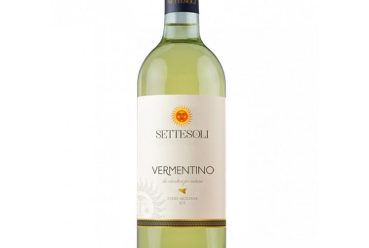 SETTESOLI VERMENTINO, Vermentino – szlachetny szczep dający rześkie, aromatyczne białe wina. Settesoli Vermentino – sycylijska interpretacja klasycznego szczepu. Wino białe włoskie – elegancja i tradycja w nowoczesnym wydaniu. Vermentino Sicilia – śródziemnomorski charakter i morska świeżość. Delikatne wino białe – lekkie, przystępne, idealne na co dzień. Cytrusowe wino – aromat cytryny, limonki, grejpfruta. Aromatyczne białe wino – kwiaty, zioła, owoce w harmonijnej kompozycji. Wino wytrawne – czyste, rześkie, bez zbędnej słodyczy. Wino o świeżej kwasowości – idealne do jedzenia i na upały. Wino śródziemnomorskie – smak południa w kieliszku. Wino z Sycylii – połączenie słońca, morza i mineralnych gleb. Lekko mineralne wino – subtelna, elegancka struktura. Wino na lato – orzeźwiające, lekkie, idealne na ciepłe dni. Wino o aromacie cytrusów – energetyzujące i rześkie. Wino o nutach ziołowych – śródziemnomorskie zioła w tle. Wino o nutach kwiatowych – delikatne, eleganckie aromaty. Wino do ryb, wino do makaronu, wino do owoców morza – wszechstronny partner do kuchni. Wino na co dzień – przystępne, lekkie, zawsze na czasie. Wino 13% – idealny balans mocy i lekkości. Wino 0, 75l – klasyczna butelka na każdą okazję. Wino włoskie wytrawne – autentyczny smak południa. Wino z południa Włoch – słońce, morze i zioła w jednym kieliszku. Wino o lekkiej strukturze – pijalne, świeże, niezwykle przyjemne.