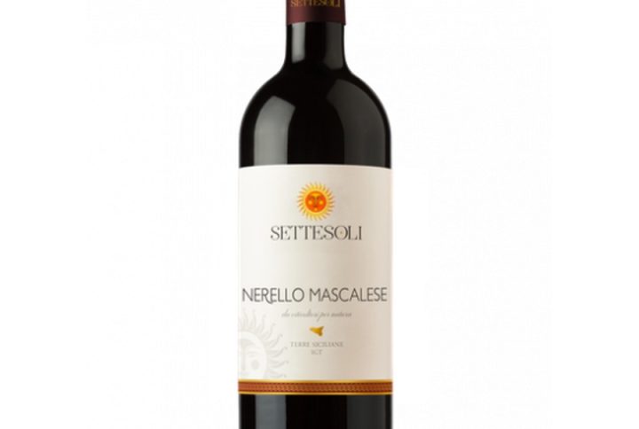 SETTESOLI NERELLO MASCALESE, nerello mascalese – lokalny sycylijski szczep o eleganckim, lekko pikantnym charakterze. settesoli nerello mascalese – wino z kooperatywy Settesoli, łączące tradycję i nowoczesność. wino czerwone włoskie – klasyka włoskiego stołu w nowoczesnym wydaniu. sycylijskie wino czerwone – pełne słońca, świeżości i śródziemnomorskiego klimatu. wino z Sycylii – idealne do kuchni włoskiej i śródziemnomorskiej. settesoli rosso – owocowe czerwone wino o średniej budowie. wytrawne czerwone wino – zrównoważone, świeże, z delikatną pikantnością. wino 12, 5% – umiarkowana moc, świetna pijalność. aromaty czerwonych owoców – wiśnie, maliny, porzeczki. wino do makaronu i wino do pizzy – stworzone do dań włoskich. wino na co dzień – uniwersalne, przystępne, a jednocześnie z charakterem. wino włoskie wytrawne – klasyczny styl w nowoczesnej odsłonie. lekko pikantne czerwone wino – z nutą pieprzu i ziół. owocowe czerwone wino – soczyste, świeże, przyjemne. wino z południa Włoch – pełne słońca i śródziemnomorskiej energii. wino do dań włoskich – idealny partner dla pizzy, makaronu i antipasti. wino o dobrej kwasowości – świeże, rześkie, zachęcające do kolejnego łyka. wino z kooperatywy Settesoli – gwarancja jakości i autentyczności. wino na prezent – elegancki, sycylijski wybór. wino stołowe premium – codzienna przyjemność w podniesionym standardzie. wino o zbalansowanym smaku – harmonia owocu, kwasowości i delikatnych tanin.
