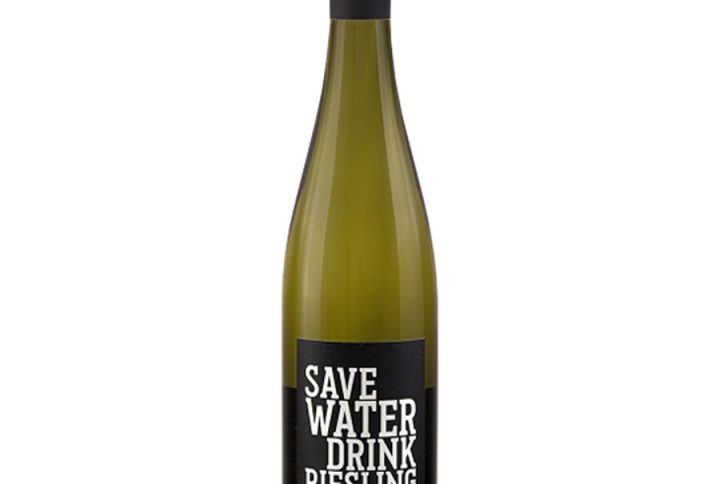 SAVE WATER DRINK RIESLING, SAVE WATER DRINK RIESLING – chwytliwa nazwa i świetna jakość w kieliszku, riesling niemiecki – klasyka w nowoczesnym wydaniu, wino białe wytrawne – czyste, bez zbędnej słodyczy, wino z Niemiec – kraj, który słynie z rieslinga, aromatyczne białe wino – intensywny nos, pełen owoców i cytrusów, świeży riesling – rześki, energetyczny, pełen życia, wino na prezent – efektowna butelka i pewny wybór, wino do ryb i wino do sałatek – idealny partner do lekkiej kuchni, wino mineralne – wyraźna, kamienna struktura, cytrusowe aromaty – limonka, cytryna, grejpfrut, wino lekkie – pijalne, nieprzytłaczające, wino na co dzień – uniwersalne i przystępne, butelka 0, 75l – klasyczny format na wspólne chwile, wino 12% – idealny balans alkoholu i świeżości, riesling wytrawny – bez słodyczy, z wyrazistą kwasowością, nowoczesne wino białe – stylowe, świeże, aktualne, wino o wysokiej kwasowości – rześkie i pobudzające, wino rześkie i wino owocowe – pełne energii i soczystości, niemiecki riesling wytrawny – klasyka gatunku w jakościowym wydaniu, wino dla miłośników rieslinga – spełni oczekiwania fanów szczepu, wino młode – nastawione na świeżość i lekkość, wino jakościowe – dopracowane, czyste, spójne, wino europejskie – wpisane w tradycję kontynentu,