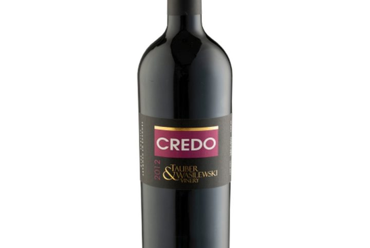 TAUBER & WASILEWSKI 'CREDO', TAUBER & WASILEWSKI Credo – charakterystyczne, wyraziste wino z Węgier, Credo 2012 – rocznik o dojrzałej strukturze i rozwiniętych aromatach, wino węgierskie – autentyczne wino europejskie z wyraźnym terroir, wino czerwone, wino wytrawne, wino o pełnym ciele – idealne do mięs i serów, wino premium oraz limitowana edycja wina – butelka dla wymagających, wino 14% – mocne, ale świetnie zbalansowane, wino z 2012, starzone wino, wino do dojrzewania – potencjał piwniczkowy, wino kolekcjonerskie – idealne na prezent i do kolekcji, aromatyczne czerwone wino, intensywne czerwone wino, wino z charakterem, wino dla konesera – dla tych, którzy szukają głębi i złożoności, butelkowane 0, 75l – klasyczny format na specjalne okazje, wysokiej jakości wino, wino z terroir, wino europejskie, unikalne czerwone wino, wino degustacyjne, wino do kolacji,