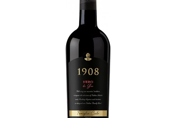 1908 Nero di Gio, czerwone wino, włoskie wino premium, wino wytrawne, wino z Sycylii, Nero d’Avola blend, eleganckie czerwone wino, wino do kolacji, wino do mięs, ekskluzywne wina, najlepsze włoskie wina, sklep z winami online, Winnysklad, winnysklad.com, wina premium sklep, zakup wina online, polecane wina czerwone, włoskie wina sklep internetowy, wino na prezent, unikalne wina, limitowane wina