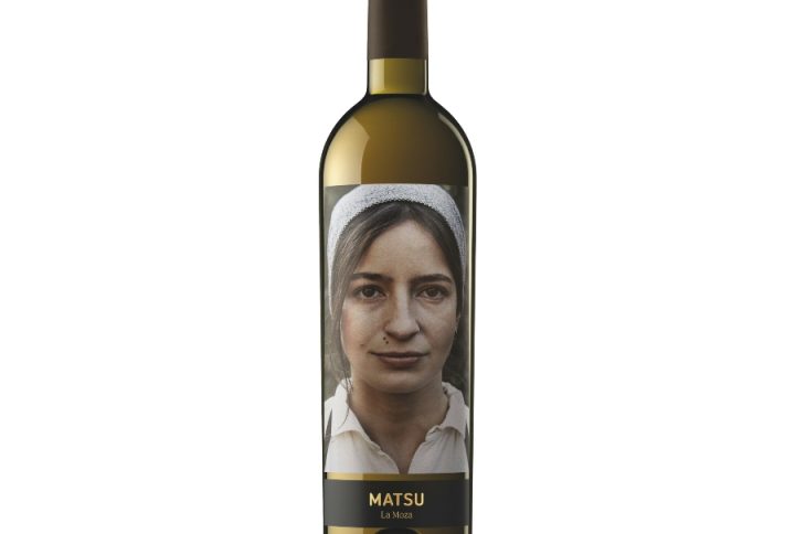 Matsu La Moza, białe wino Hiszpania, Verdejo, Malvasía Castellana, Godello, Albillo, Viura, VdIT Castilla y León, wino wytrawne białe, słomkowo‑żółta barwa, aromat gruszki, nuty miodowe, kremowe nuty, akcenty ziołowe, świeża kwasowość, cytrusowy finisz, elegancka goryczka, harmonijne wino, dobrze zbudowane białe, dojrzewanie na osadzie, beczka dąb francuski, wino vegan, wino do ryb, wino do sałatek, wino do kuchni śródziemnomorskiej, hiszpańskie białe premium, wino na lato, wino do kolacji, wino do przystawek, wino aromatyczne, wino mineralne, wino świeże, wino z charakterem, Matsu kolekcja, wino butikowe Hiszpania, Winny Skład, sklep z winem online, wina hiszpańskie online, WinnySklad.com