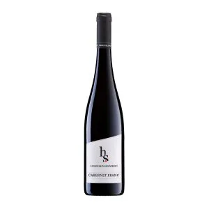Hanewald-Schwerdt Cabernet Franc to wino, które z pewnością zachwyci każdego miłośnika czerwonych win. Pochodzące z renomowanej winnicy Hanewald-Schwerdt w regionie Pfalz, Niemcy, to wino jest prawdziwym arcydziełem sztuki winiarskiej. Cabernet Franc to wino o głębokim, rubinowym kolorze, które już na pierwszy rzut oka przyciąga wzrok. Jego aromat to niezwykła mieszanka nut owocowych i pikantnych. Wyczuwalne są tu akcenty czarnych i czerwonych jagód, wiśni oraz delikatne nuty czerwonej papryki12. Na podniebieniu wino to jest pełne i bogate, z doskonale zintegrowanymi taninami i kwasowością. Każdy łyk to prawdziwa eksplozja smaków, która pozostawia długotrwały, przyjemny posmak. Wino to jest herb-saftige, co oznacza, że ma wyraźnie soczysty, ziołowy charakter2. Hanewald-Schwerdt Cabernet Franc to idealny wybór na specjalne okazje, doskonale komponuje się z daniami mięsnymi, takimi jak steki czy dziczyzna, ale również świetnie sprawdzi się jako towarzysz wieczornych spotkań z przyjaciółmi2. To wino to prawdziwe doświadczenie, które przenosi nas w świat luksusu i wyrafinowania. Hanewald-Schwerdt Cabernet Franc to wybór dla tych, którzy cenią sobie najwyższą jakość i niezapomniane doznania smakowe.